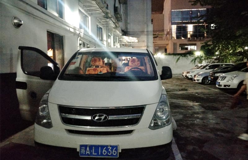 Frontansicht des 9-sitzigen Hyundai Minivans
