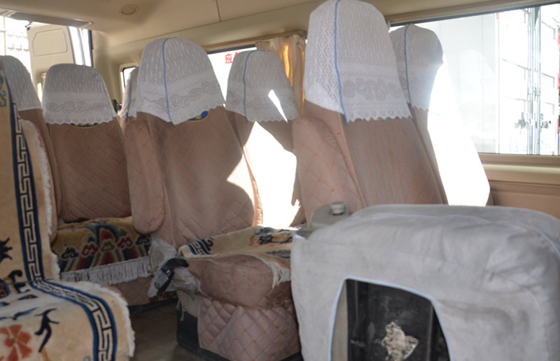 Das Interieur eines 14-sitzigen Ford Transit Vans
