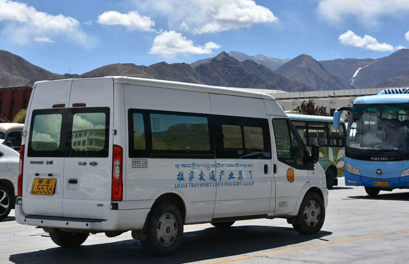 Ansicht von hinten eines 14-sitzigen Ford Transit Vans